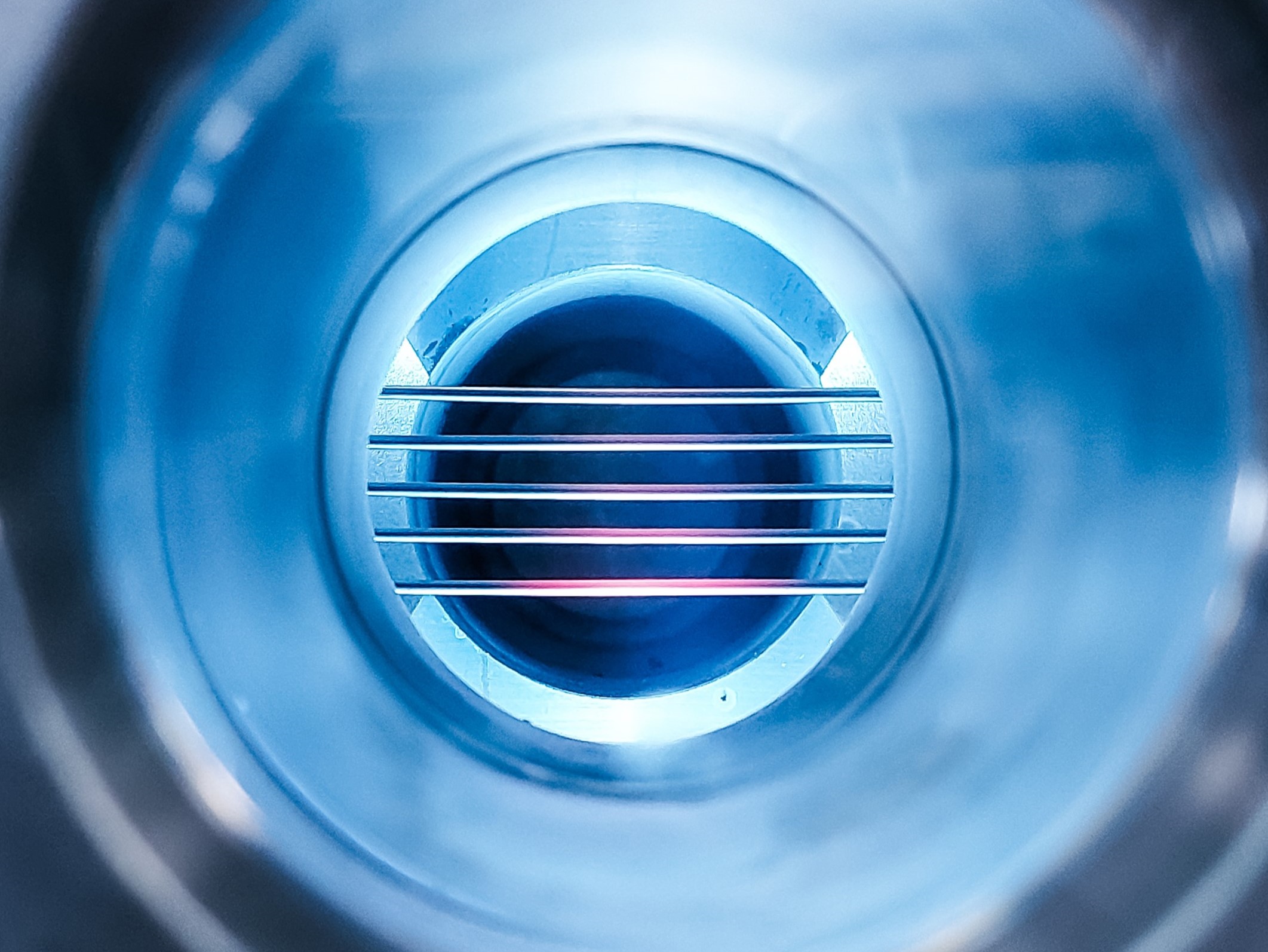 In einem Mikrowellenplasma wird CO2 in O2 und CO gespalten. Das O2 kann über eine Hohlfasermembran abgetrennt werden. Das CO kann dann mit grünem H2 zu werthaltigen Produkten umgesetzt werden.
