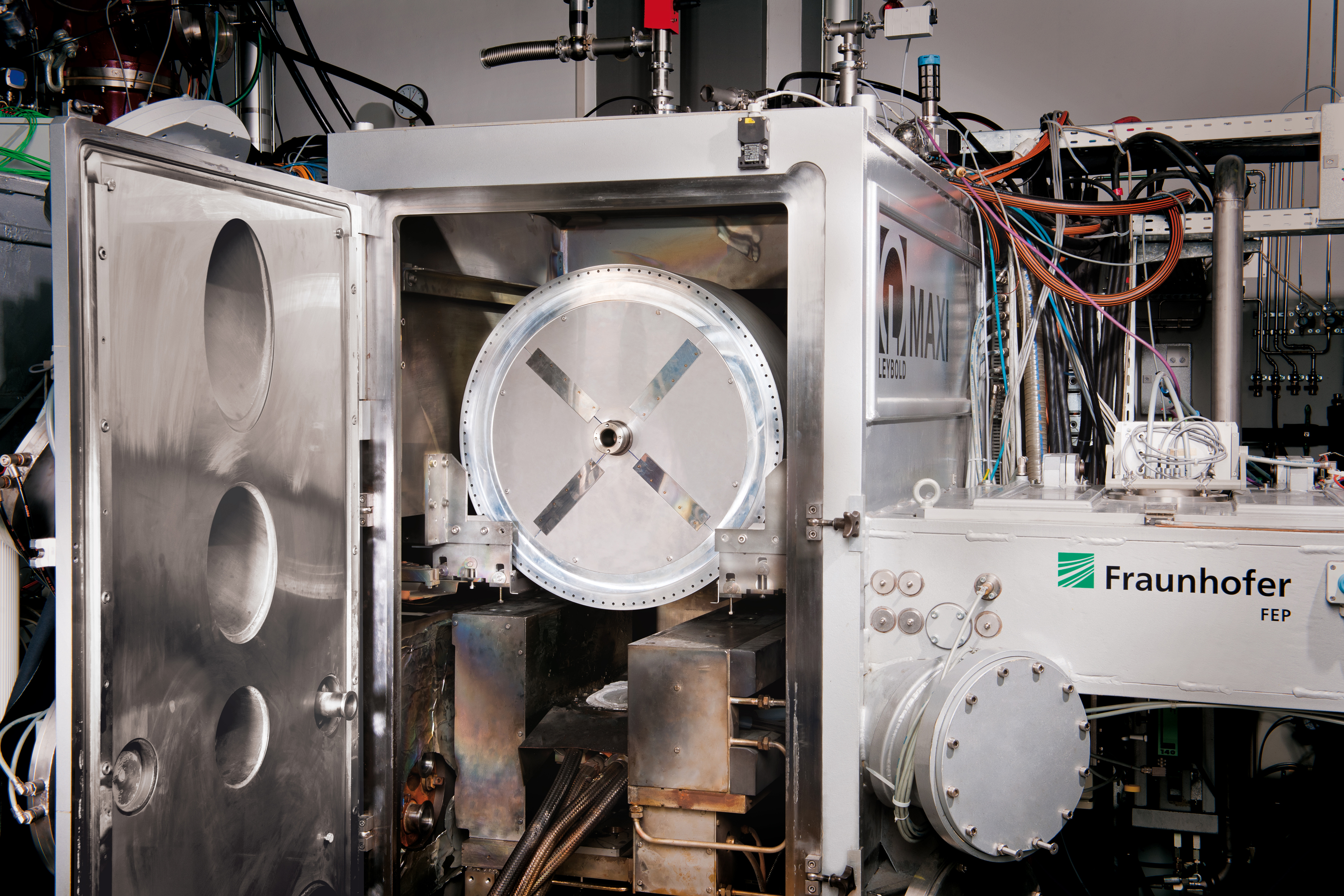 Einzigartige Einblicke in Plasmen und Großbeschichtungsanlagen bieten die Forschenden des Fraunhofer FEP.