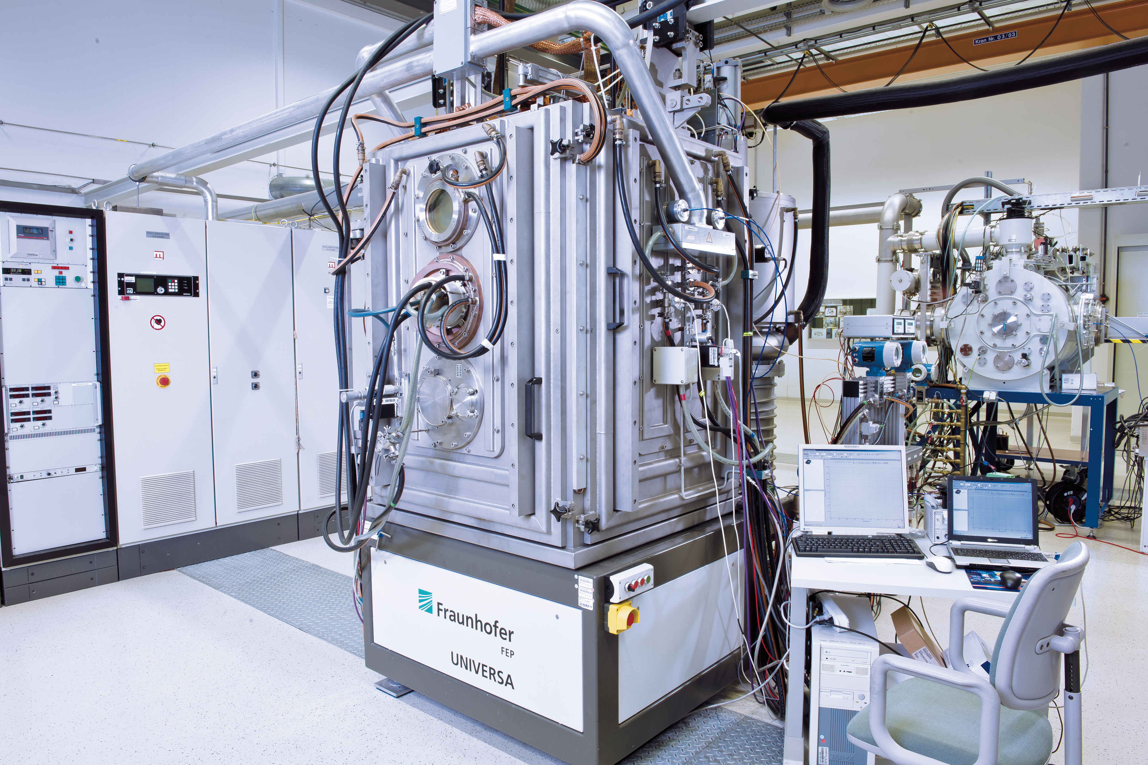 Batchanlage UNIVERSA des Fraunhofer FEP, mithilfe derer die magnetron-gesputterten Metalloxidschichten hergestellt wurden