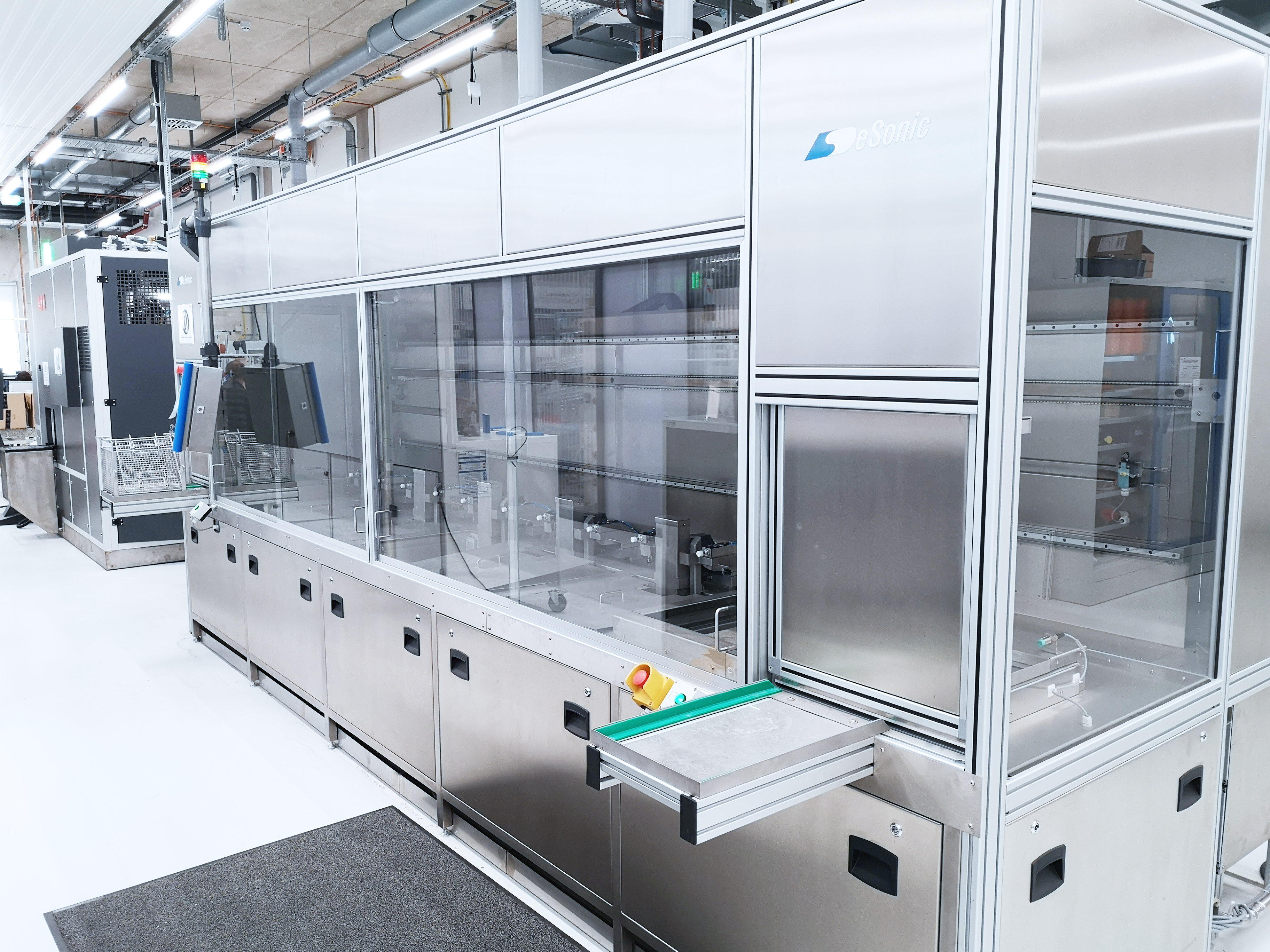 6-Kammer-Reinigungsanlage für wässrige Ultraschallreinigung am Fraunhofer FEP