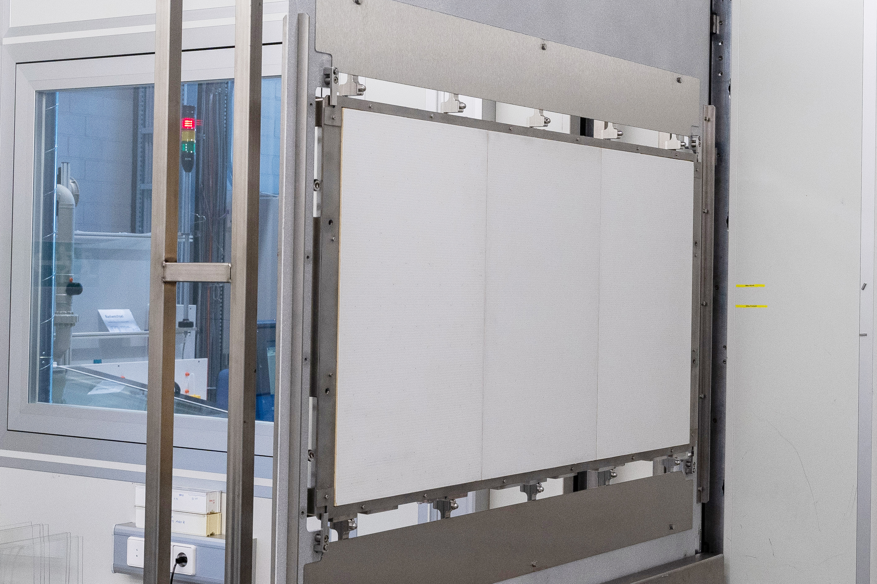 Abb. 3: Elektrostatischer Chuck mit 700 µm dickem Dünnglas zur großflächigen Sputterbeschichtung 600 × 1200 mm2 an der ILA 900