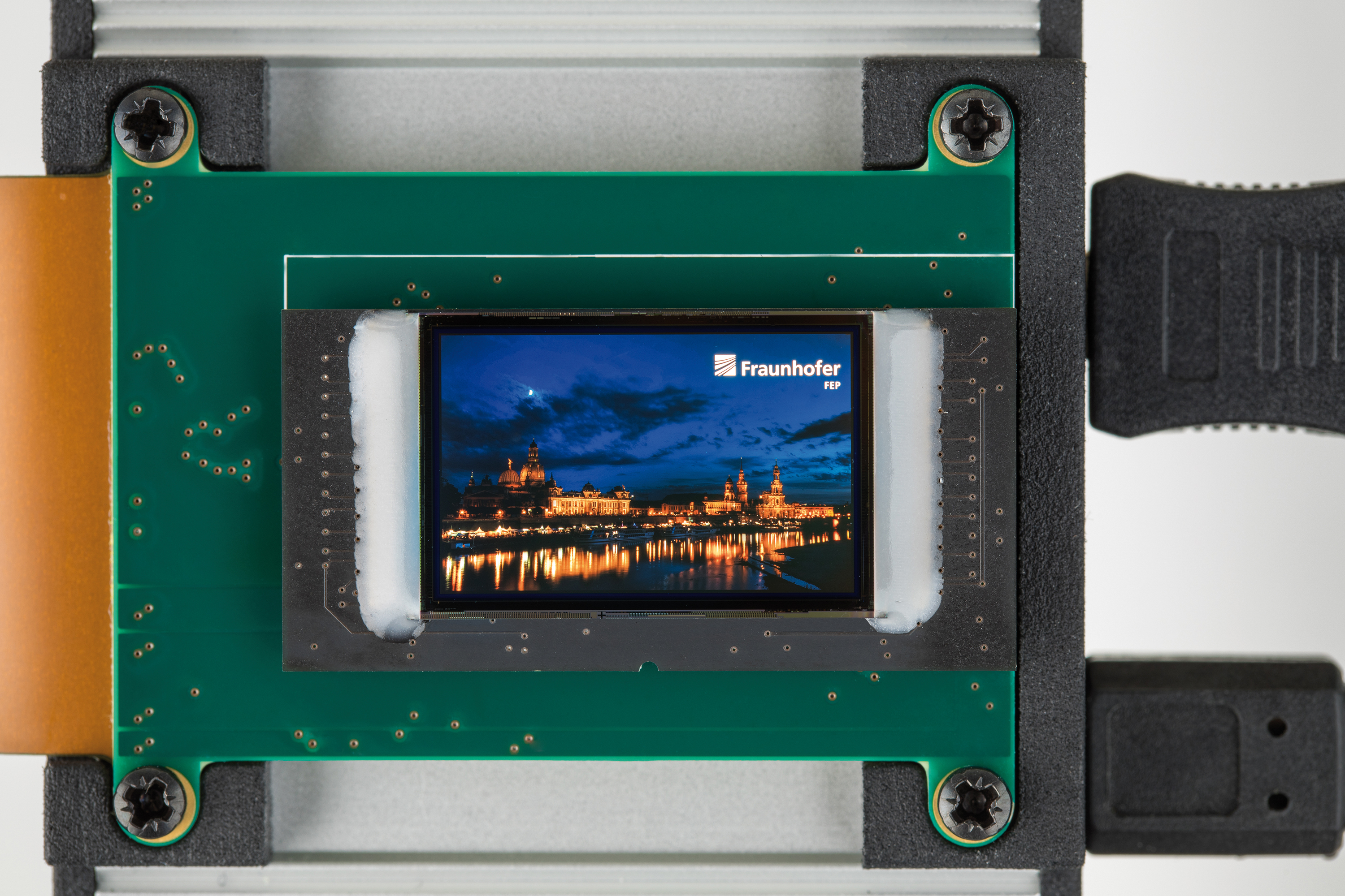 Dank eines ausgeklügelten Systemkonzepts und moderner Designmethodik erzielt das neue OLED-Mikrodisplay eine Auflösung von 1920 × 1200 Pixel