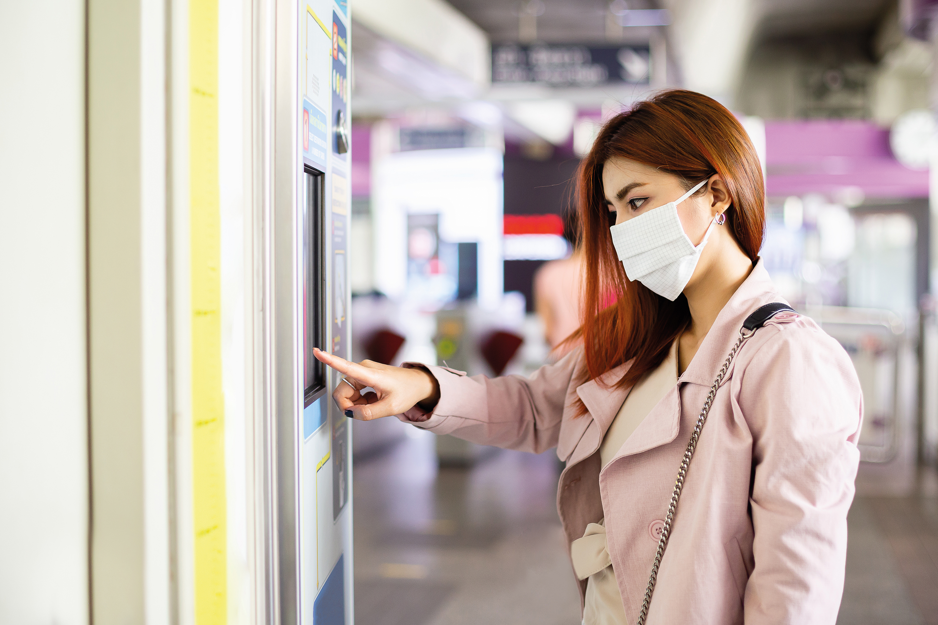 Touch Screens in öffentlichen Bereichen wie z. B. an Fahrkartenautomaten werden schnell zu Überträgern von Bakterien und Keimen. Das Projekt „CleanScreen“ soll Abhilfe schaffen Touch Screens in öffentlichen Bereichen wie z. B. an Fahrkartenautomaten werden schnell zu Überträgern von Bakterien und Keimen. Das Projekt „CleanScreen“ soll Abhilfe schaffen