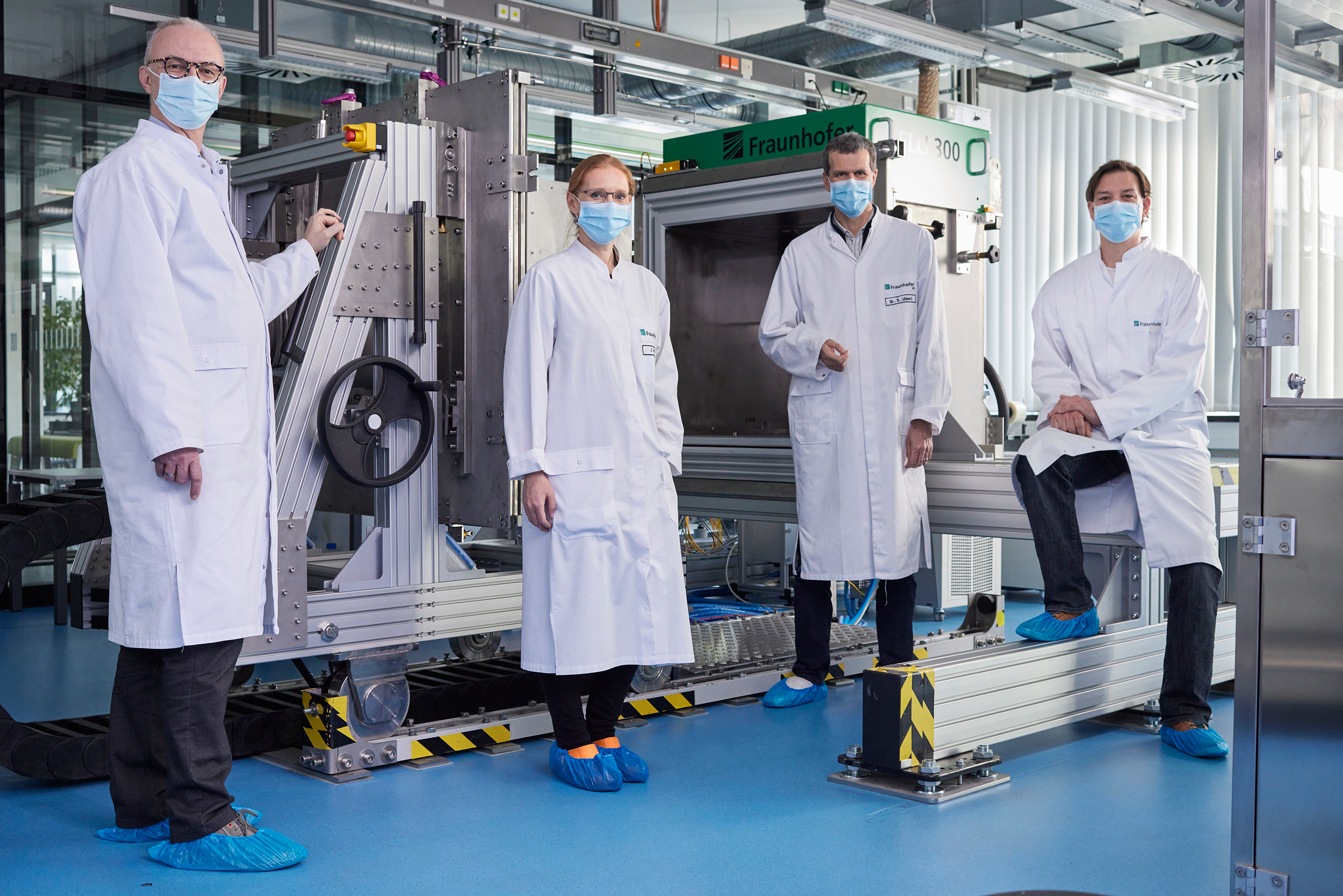 Für ein effizienteres, schnelleres und umweltfreundlicheres Herstellungsverfahren von Vakzinen erhalten sie den Joseph-von-Fraunhofer-Preis: Frank-Holm Rögner, Dr. Jasmin Fertey, Dr. Sebastian Ulbert und Martin Thoma (v.l.n.r.) Für ein effizienteres, schnelleres und umweltfreundlicheres Herstellungsverfahren von Vakzinen erhalten sie den Joseph-von-Fraunhofer-Preis: Frank-Holm Rögner, Dr. Jasmin Fertey, Dr. Sebastian Ulbert und Martin Thoma (v.l.n.r.)