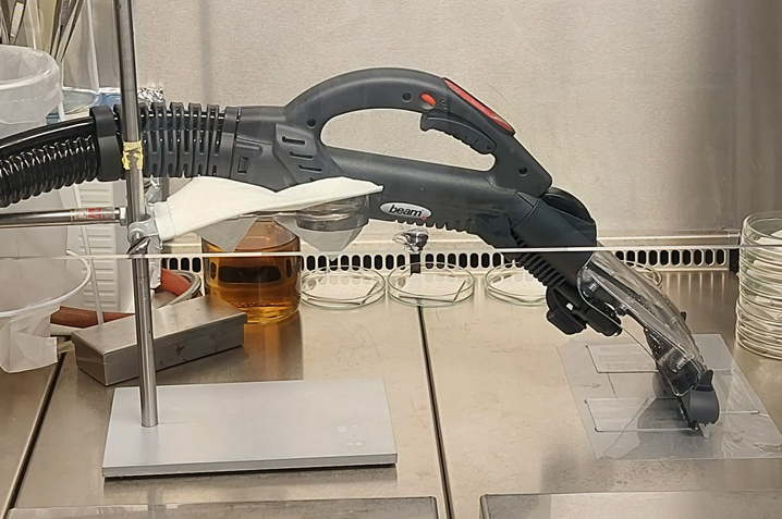 Versuchsaufbau mit Dampfsauger zur Analyse des Reinigungserfolgs Versuchsaufbau mit Dampfsauger zur Analyse des Reinigungserfolgs