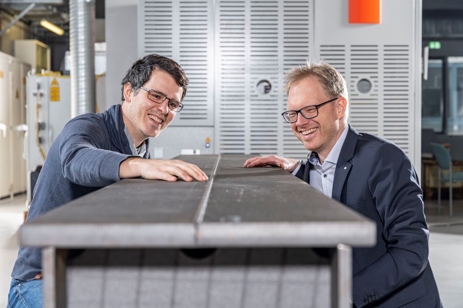 Wie der Laser den Stahlbau revolutionieren soll, zeigt außerdem eine Forschergruppe des Fraunhofer IWS anhand einer XXL-Laserschweißanlage, die etwa großformatige Stahlträger effizient schweißen kann