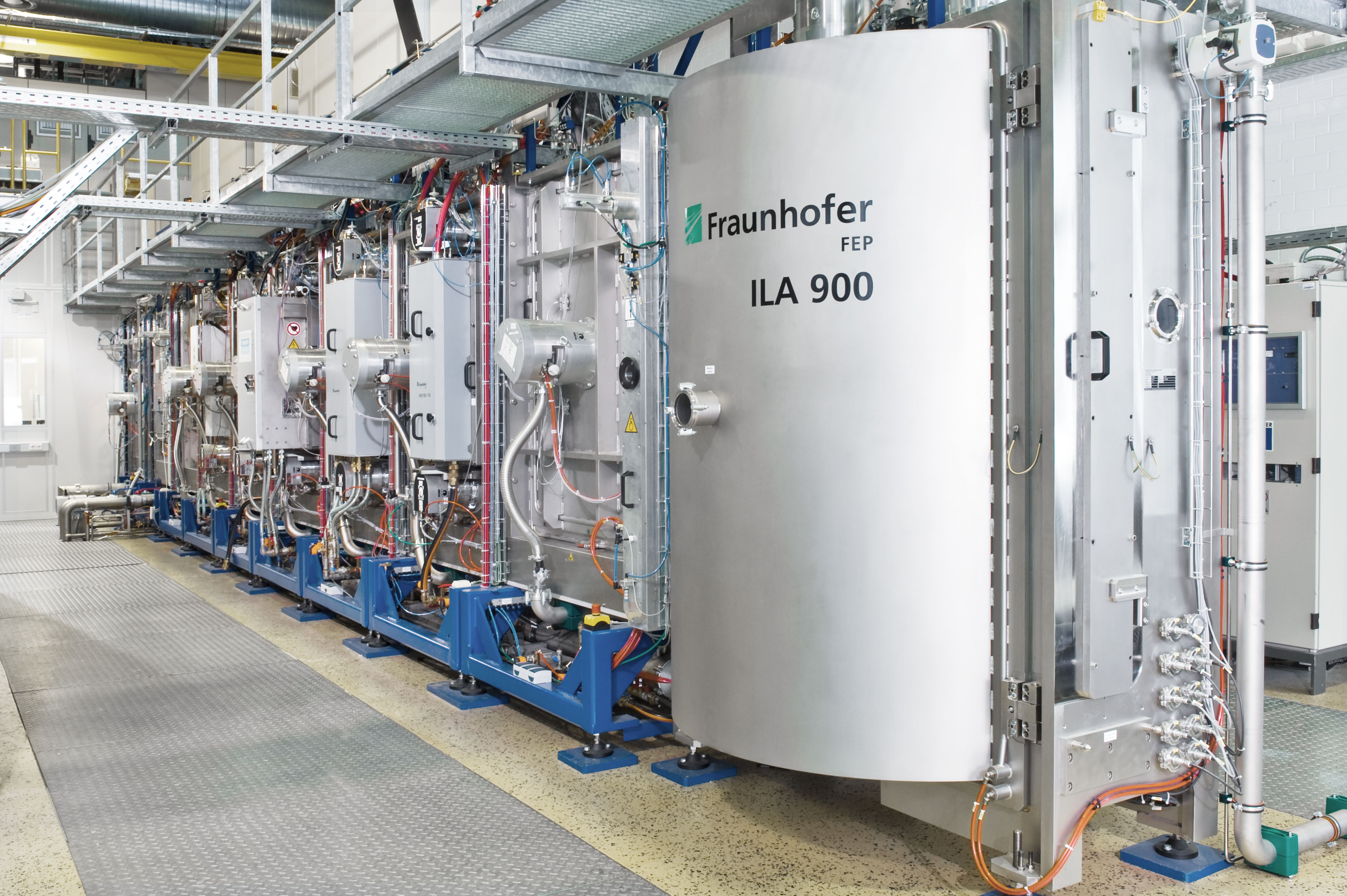 ILA 900 – Vertikale in-line Sputter-Anlage zur Beschichtung von Flachsubstraten, unter Reinraumbedingungen mit einer Magnetronlänge von 900 mm
