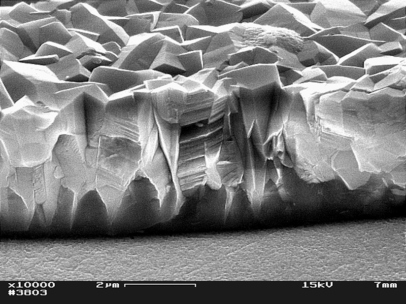 Cross fracture and surface of an Al2O3 wear resistant layer 