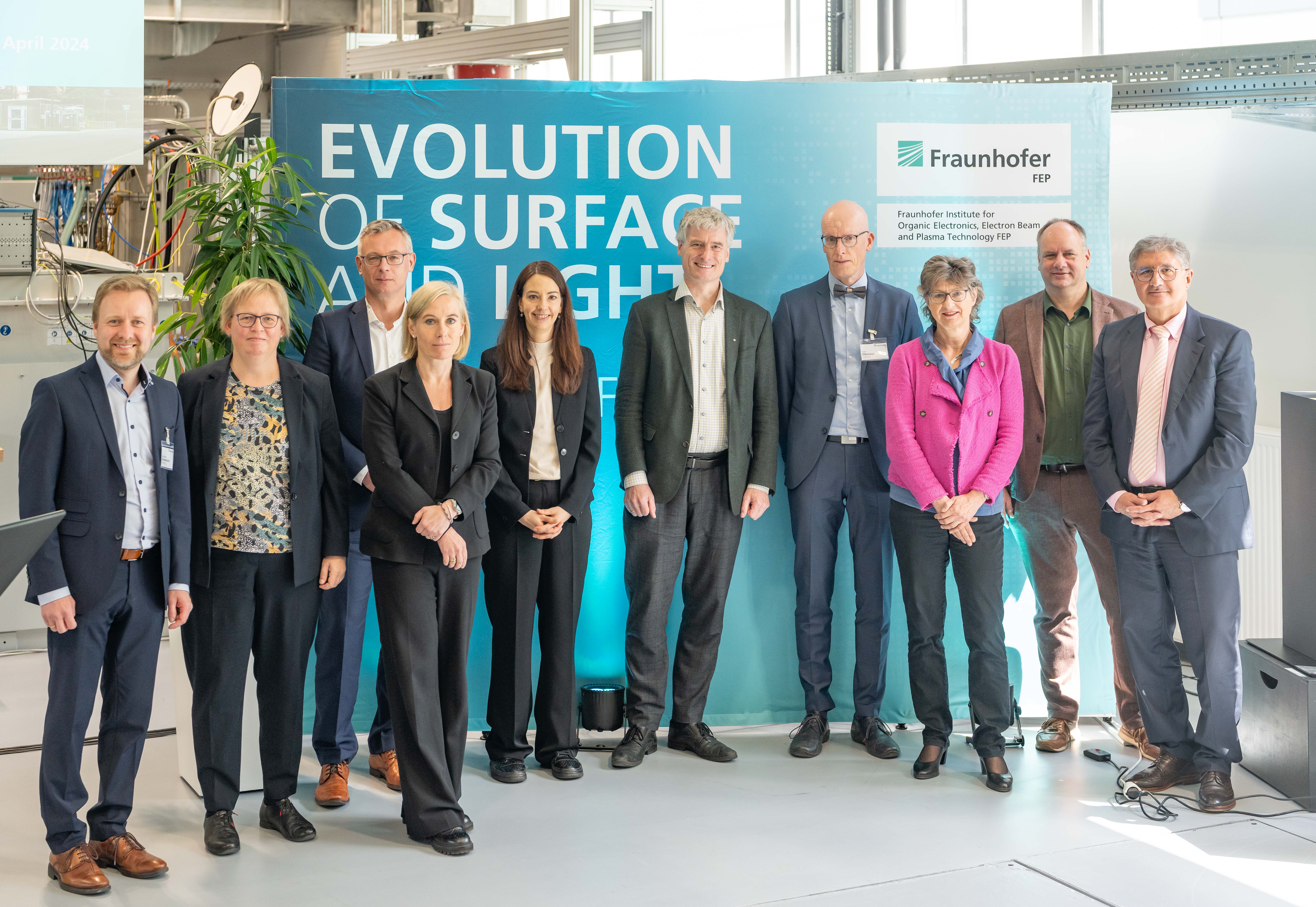Ceremonial inauguration of the Fraunhofer Research Center RESource Efficient Energy Technologies (RESET) with Dr. Burkhard Zimmermann, Dr. Katrin Pollmann, Raik Brettschneider, Pia von Ardenne, Prof. Dr. Elizabeth von Hauff, Dr. Patrick Hoyer, Gerd Obenaus, Dr. Ulrike Geiger, Mayor Dirk Hilbert and State Secretary Prof. Popp (f.l.t.r.)
