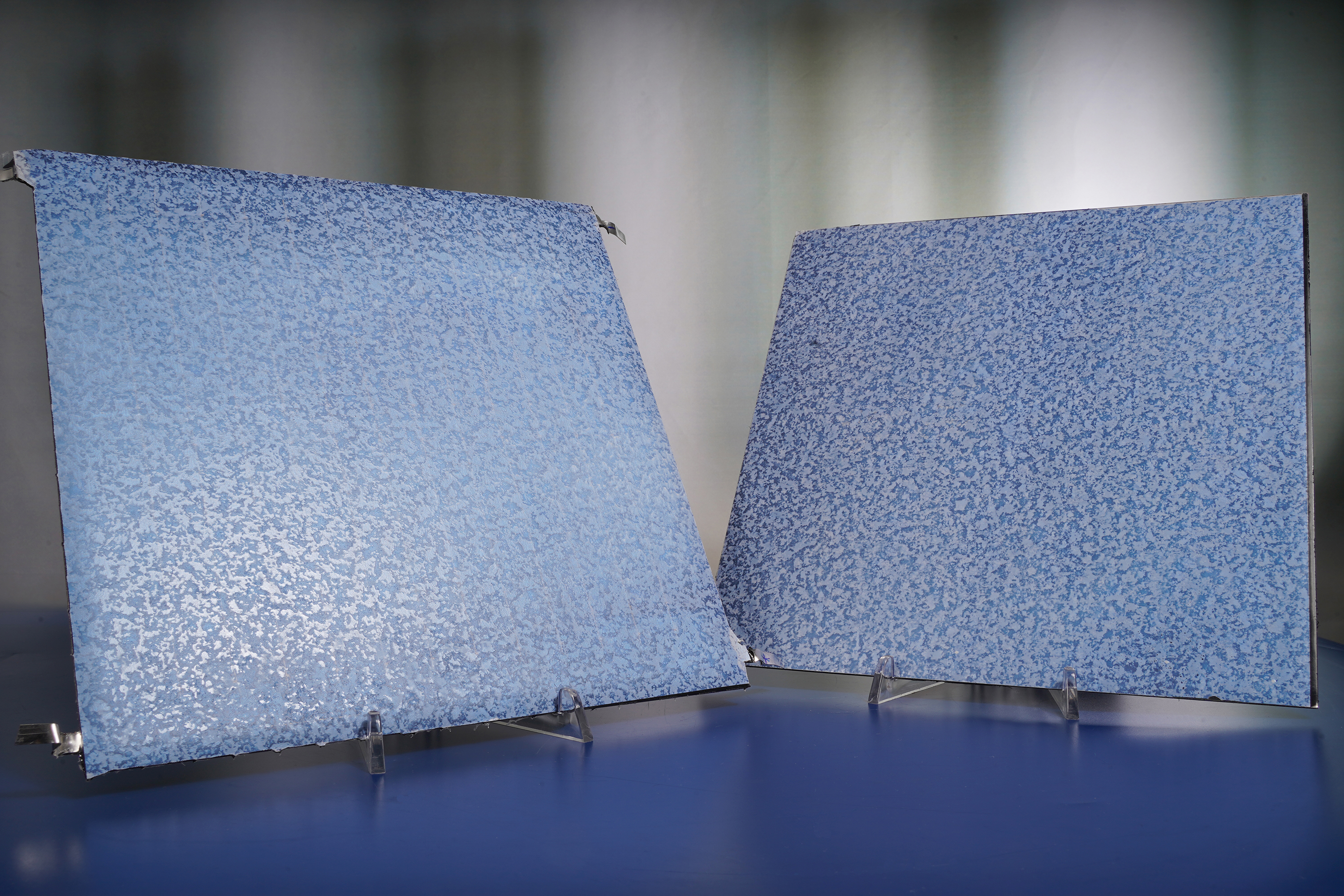 Freely combinable facade elements with decorative film – on the left, a PV module and, on the right, a sheet metal facade element without PV functionality.