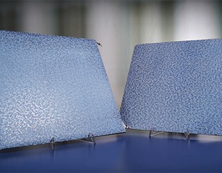 Freely combinable facade elements with decorative film – on the left, a PV module and, on the right, a sheet metal facade element without PV functionality.