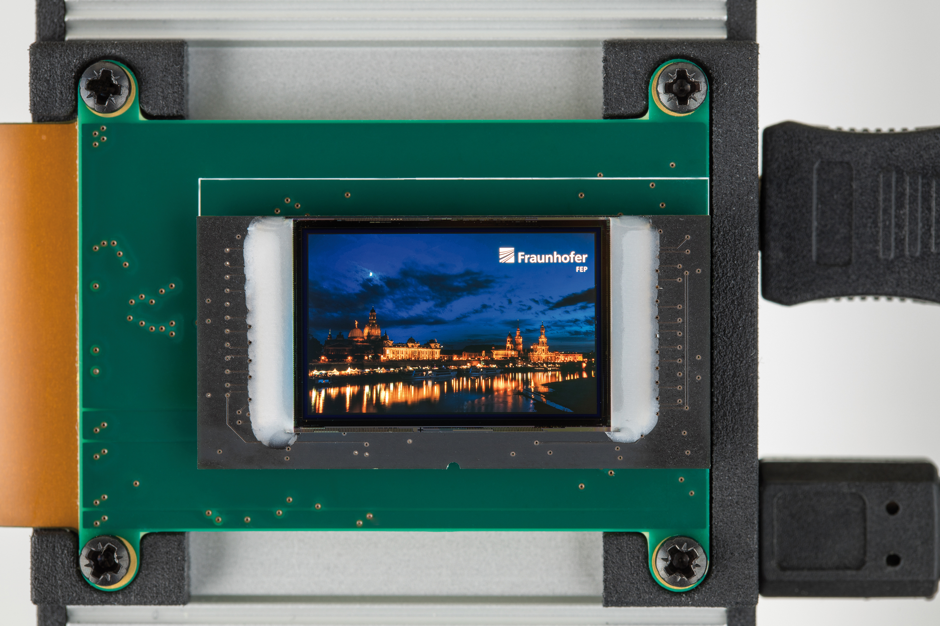 Thanks to a cleverly designed system concept and modern design methodology, the new OLED microdisplay achieves a resolution of 1920 × 1200 pixels Thanks to a cleverly designed system concept and modern design methodology, the new OLED microdisplay achieves a resolution of 1920 × 1200 pixels