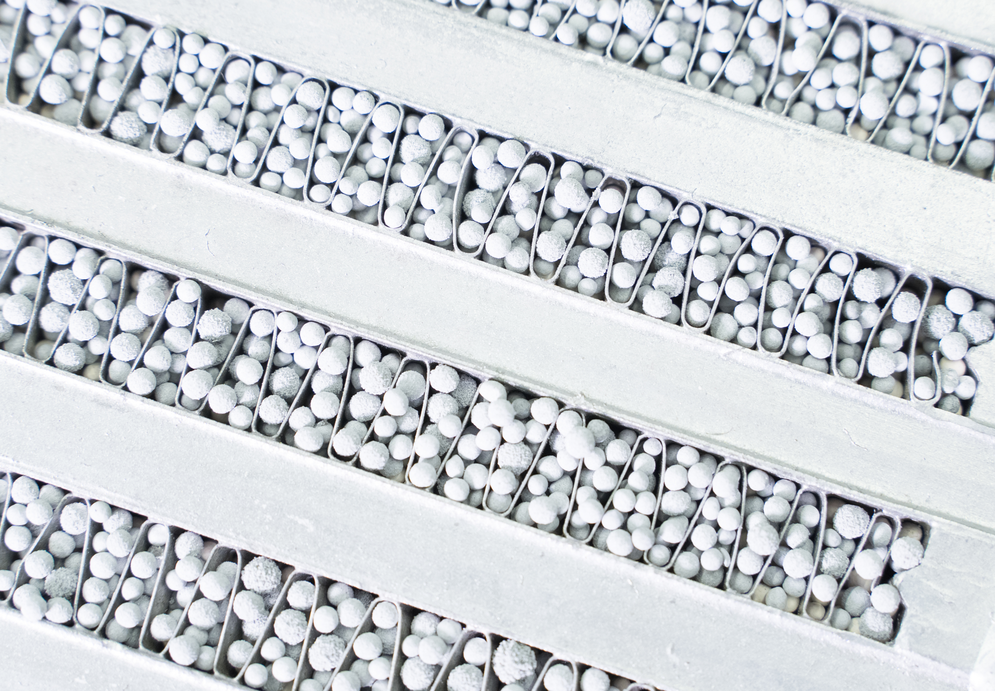 Heat exchanger filled with aluminum coated zeolite pellets Heat exchanger filled with aluminum coated zeolite pellets